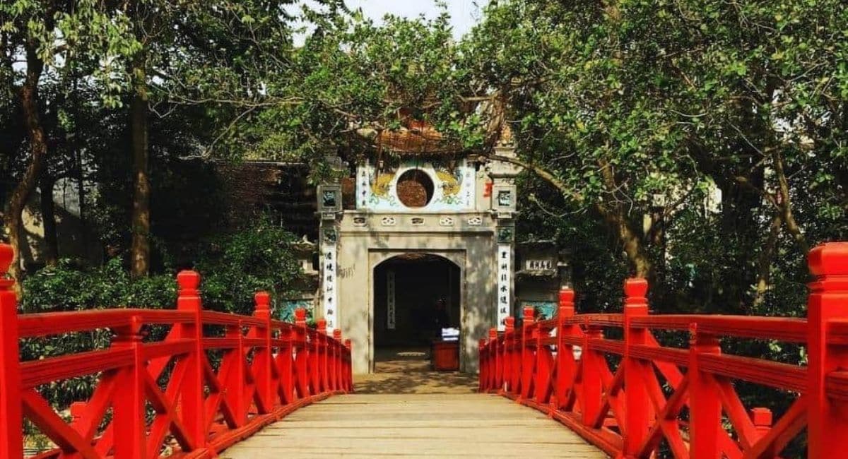 Đền Ngọc Sơn, cầu Thê Húc là những di tích văn hóa, lịch sử nổi tiếng